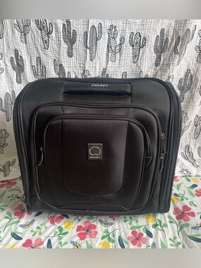 Delsey Paris Helium DLX Wheeled Underseater